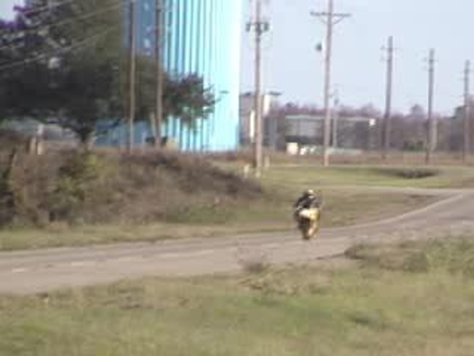 Wheeling en moto qui fini au sol