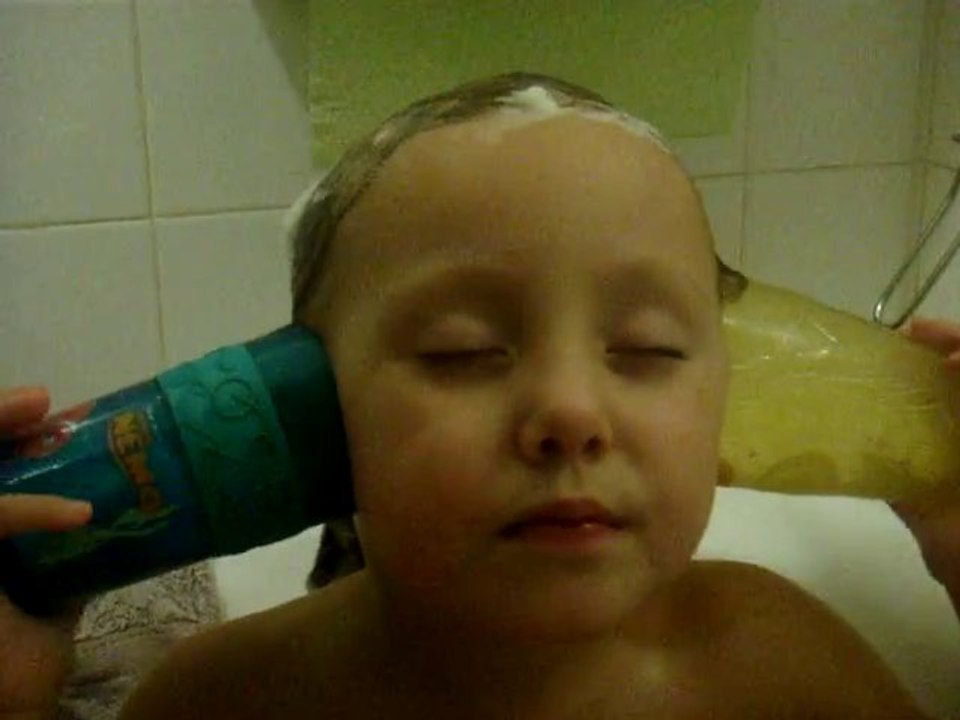 La methode gobelet pour laver les cheveux de Maëlys