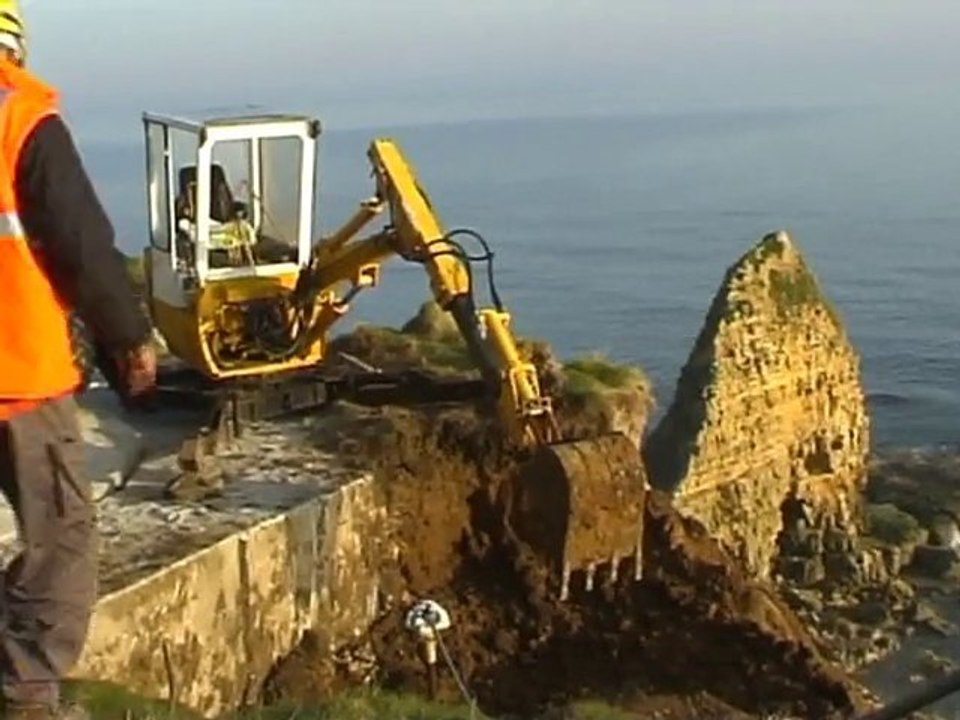 Terrassement à la pelle araignée en bordure de falaise