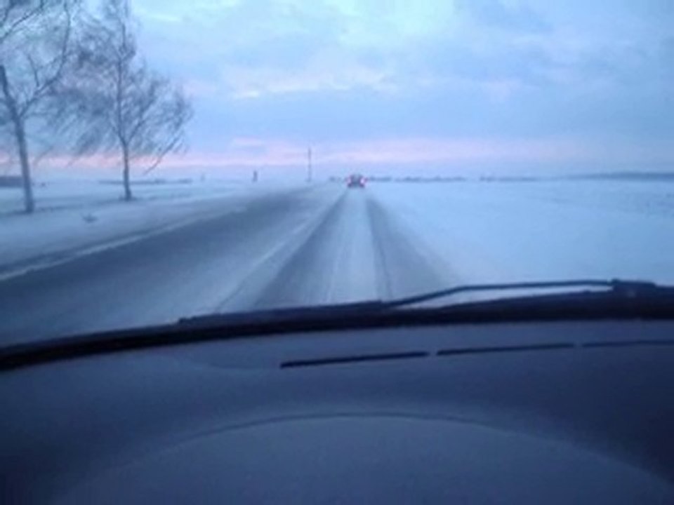 Grande route avec la neige