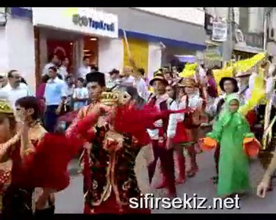 Artvinde Halk oyunları topluluğuğu geçişi HQ