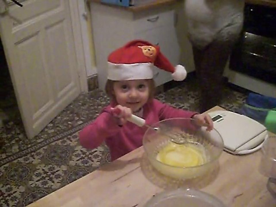 zoé prépare les gâteaux pour le père noël