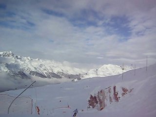 C'est NOÊL , il fait beau,  une descente à ski ensemble
