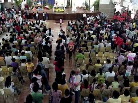 Les Philippins chantent joyeux anniversaire à Jésus