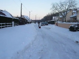 Anthony tracte Axel sur sa luge en VTT