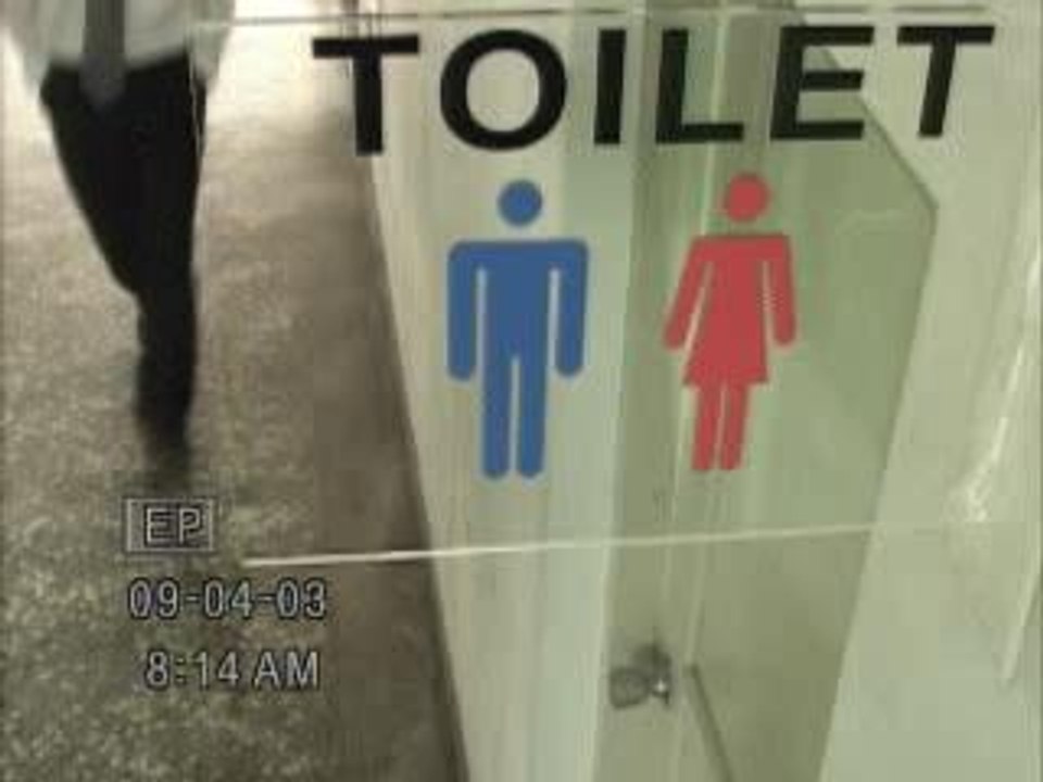 aux toilettes...