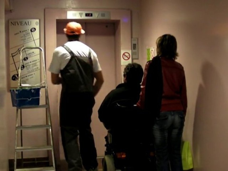 Eternal Elevator - Ascenseur occupé par un peintre