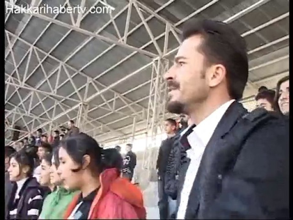 Hakkari'de iki dilli maç anlatımı