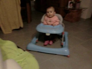 raphaelle dans son trotteur