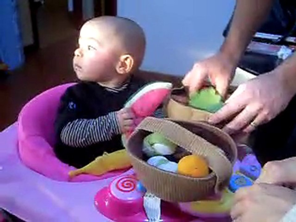 Premier noel de Lola (vidéo#2)