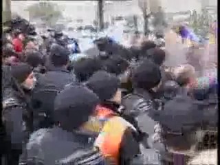 DİSK Başkanına polis copu - HABERYAZAN.com