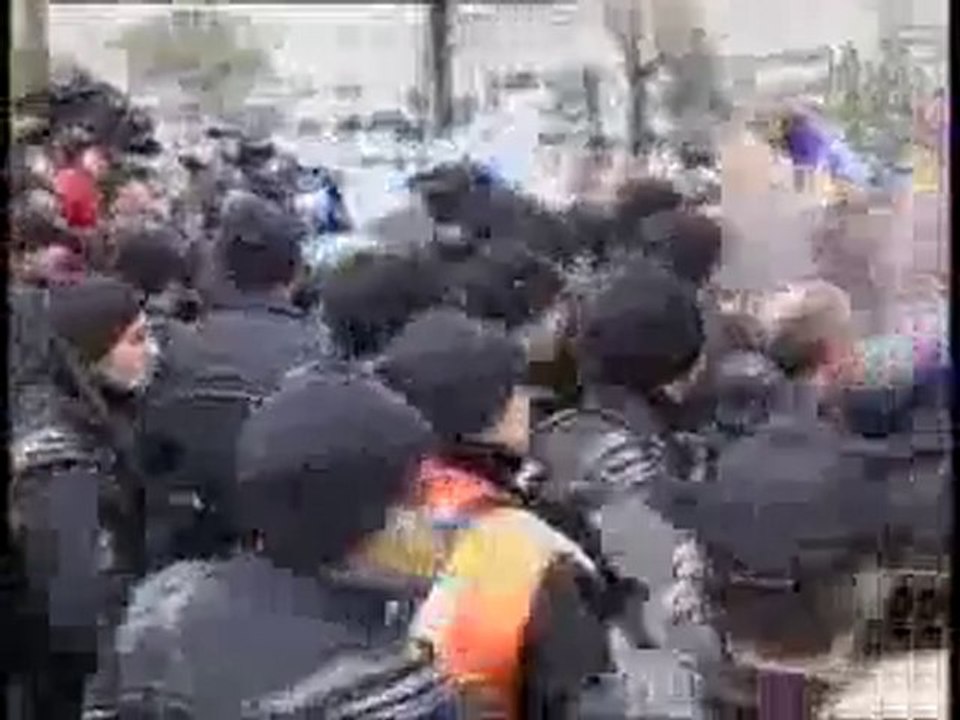 DİSK Başkanına polis copu - HABERYAZAN.com