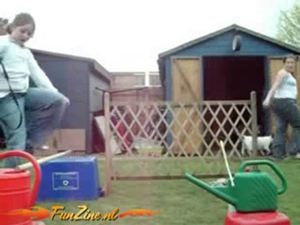 0062 - Une petite fille chute dans son jardin