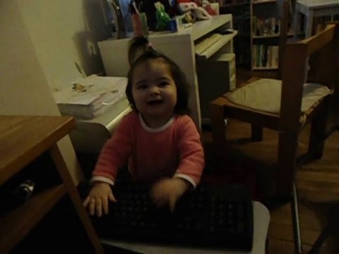 Meïline marche et parle à 14 mois