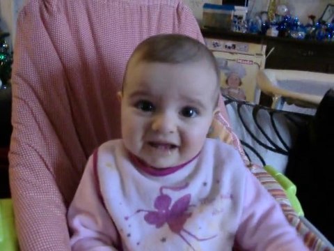 Lana 9mois et demi n'aime pas mangé a la cuillère!