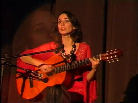 Selen Adamadze Çok Uzaklarda gitar çalıp şarkı söylüyor...