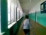 Lancio dello zaino nel corridoio della scuola