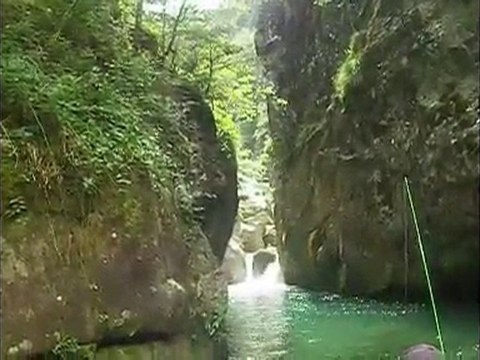 Pêche à la mouche sur un torrent des Pyrénées.