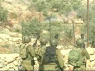 パレスチナ人らがサンタ姿で抗議