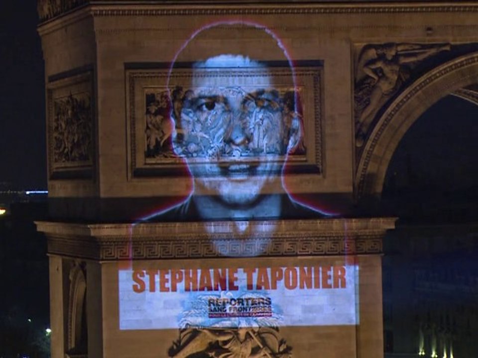 Les visages des otages français en Afghanistan projetés sur l'Arc de Triomphe