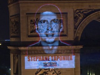 Les visages des otages français en Afghanistan projetés sur l'Arc de Triomphe