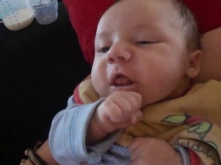 j'essaye d'attraper mon pouce