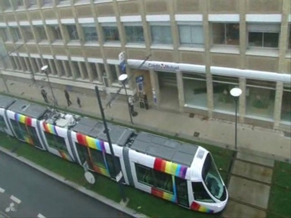 Premiere traversée du centre-ville d'Angers par le tramway.