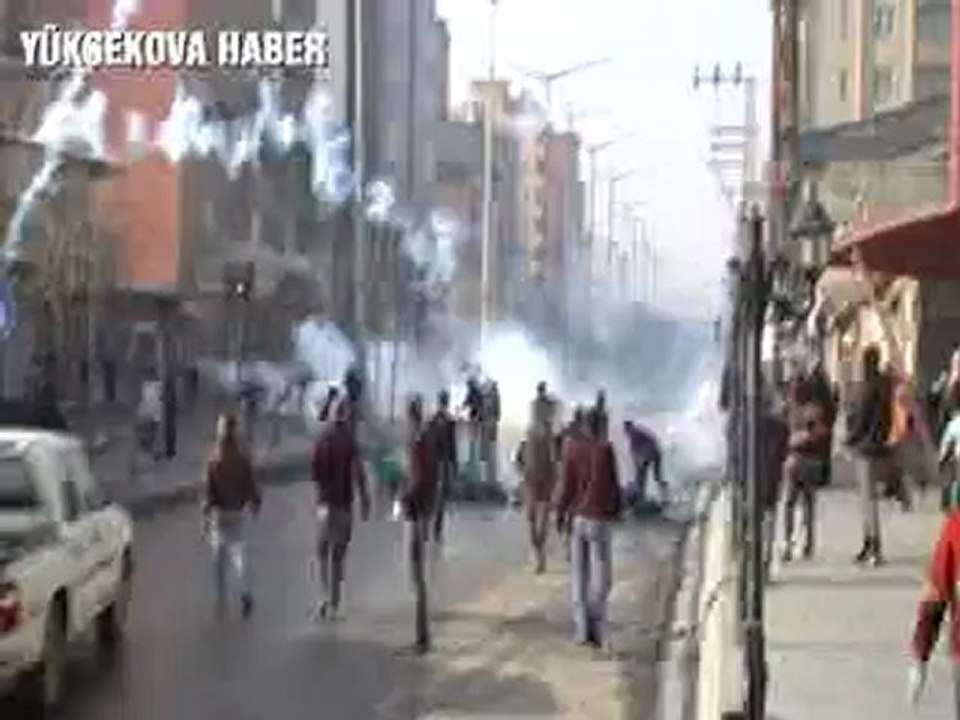 YÜKSEKOVA HABER - Yüksekova sokakları savaş alanı