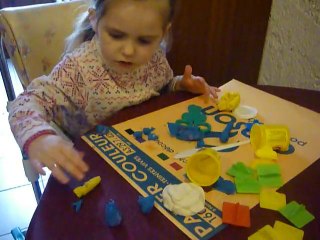 lili qui fais de la pate à modelet