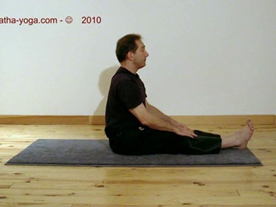 Yoga pose. Paschimottanasana, la pince en version dynamique.