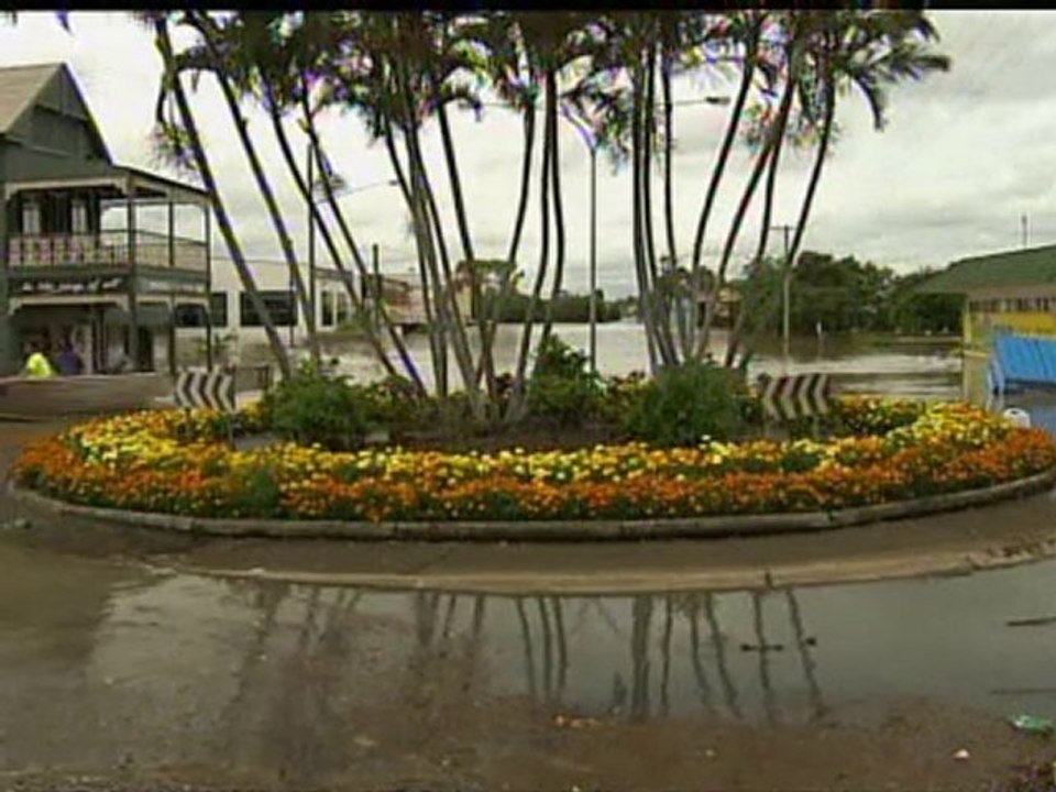 Australian floods 'could see more evacuated'