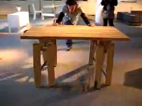 0081 - Une table qui marche