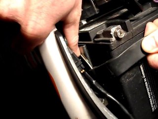 Démonter la sangle de batterie sur une Buell XB