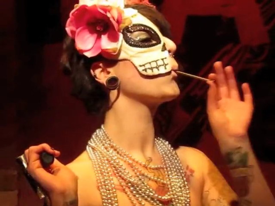 Lexi Sexx at Pinky Peepshow goes Queerlesque