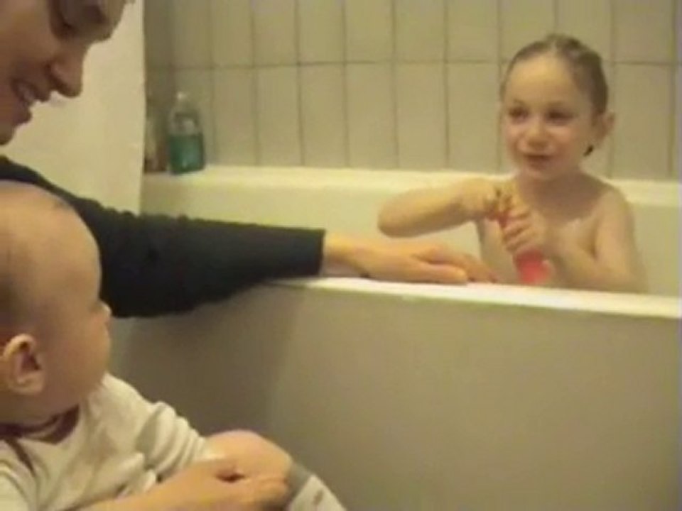 201003 ELLIOTT AU BAIN FAIT DES BULLES POUR JO