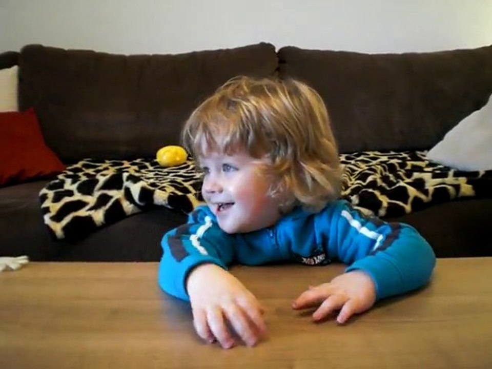 Mika singing ...MIT FINGERCHEN...