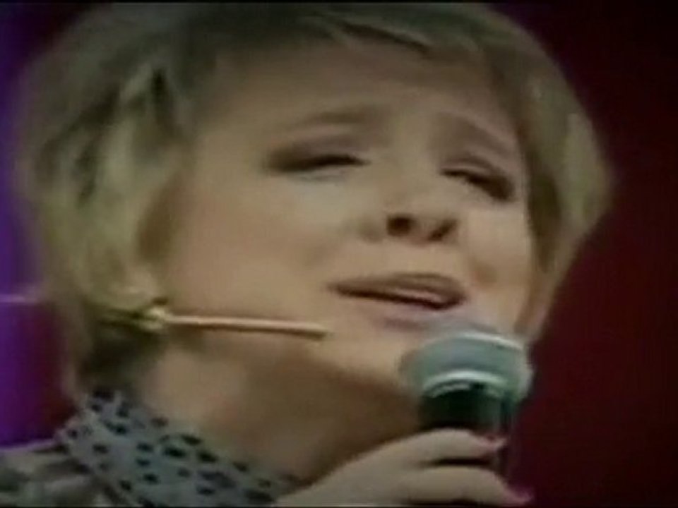 Esma Başbuğ - Rüzgâr söylüyor şimdi o yerlerde.HD