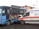 Hasta taşıyan ambulans halk otobüsü ile çarpıştı