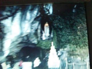 apparition de la sainte vierge portant la terre ou la lune