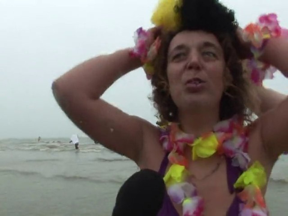 A Dunkerque, les baigneurs "givrés" se jettent à l'eau