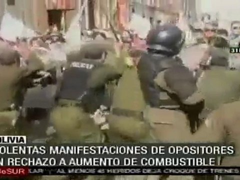 Violentas manifestaciones de opositores en rechazo a aumento de combustible en Bolivia