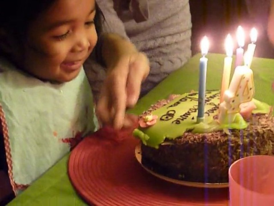 Valisoa attend le gâteau 31déc10
