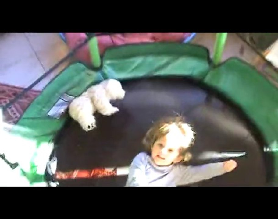 Lilly sur le trampoline