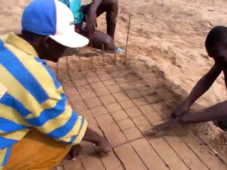 Semis de carottes avec les jeunes des rues de Dakar