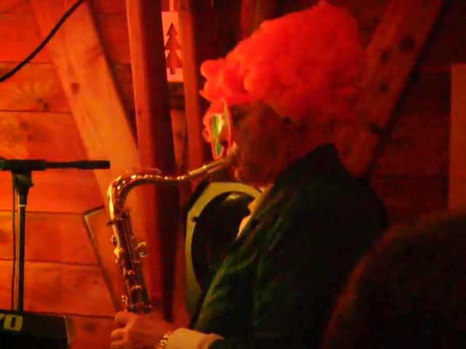 DSCF9664  Mll   GHISLAINE    jouant   du SAXOPHONE   a  pedale avec un ORCHESTRE