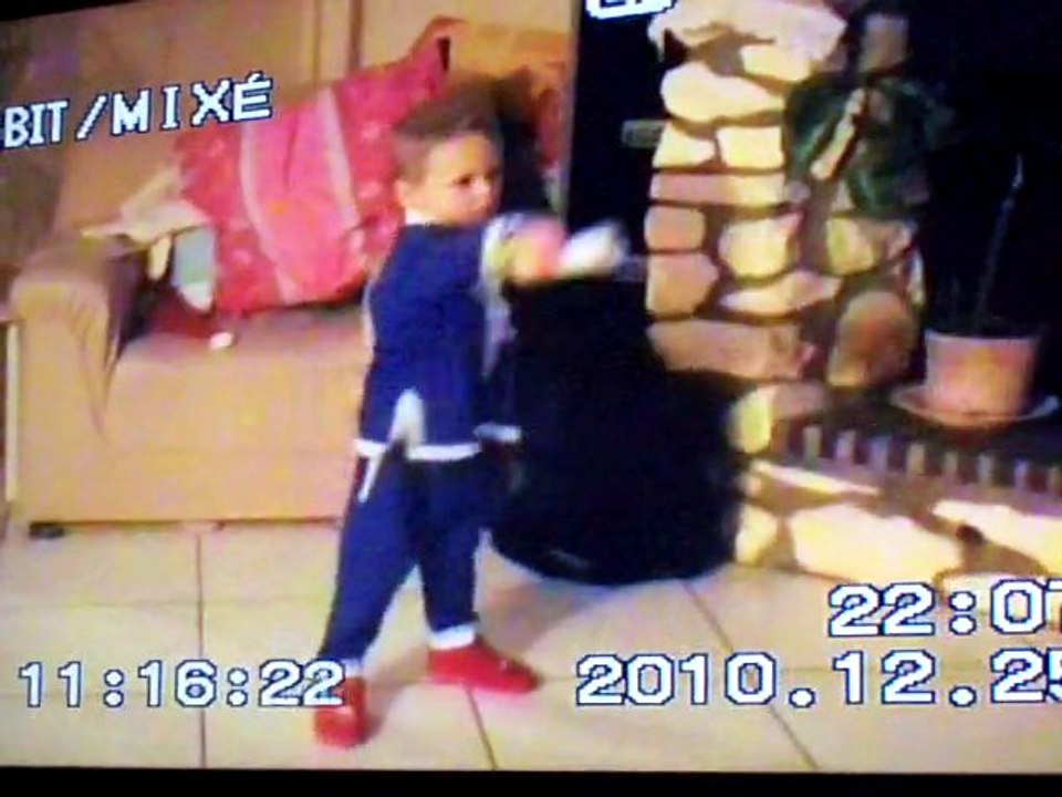 mon loulou 3ans danse le mickael sur la wii