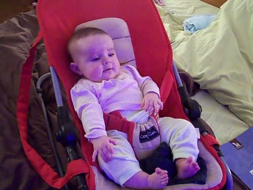 premier fou rire de Méline avec sa grande soeur !!