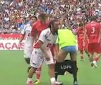 Un joueur baisse le short de l'arbitre !
