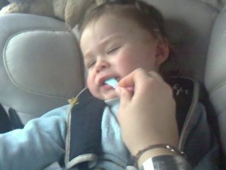 Kenzo découvre les bonbons acides ! Mais il aime ca !