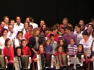 Todos los participantes cantan un villancico